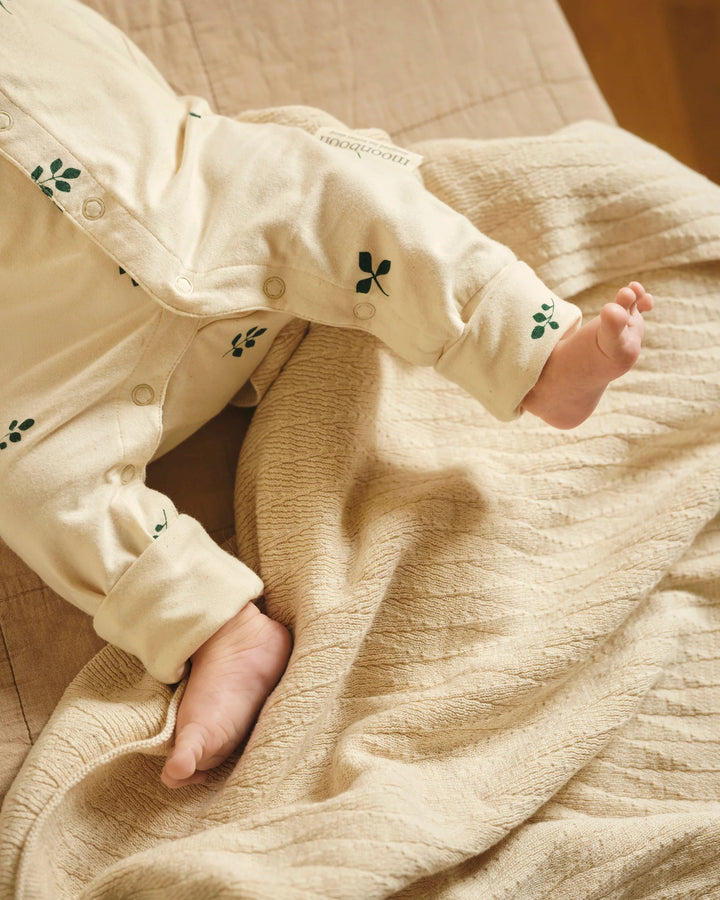 Gávueskja við drakt og húgvu, Leaf